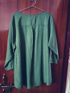 This is a beautiful royal green colour top.... That is so stylish and decent.... It's of good quality and without any Damage....