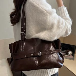 Adjustable buckle shoulder bag