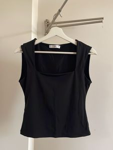 Square-neck fitted crop top