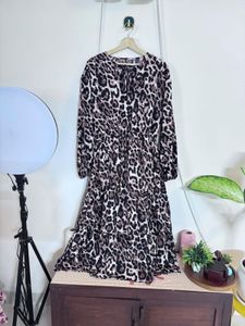 Chic Leopard Print Midi Dress