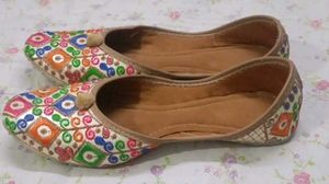 Women Paisley Print Juttis