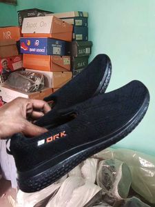 NEW NO USED CASUAL SHOES FOR MEN AND WOMEN.
