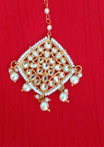 Elegant Kundan Maang Tikka with Pearls