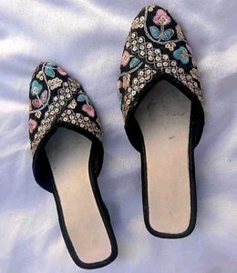 Floral Embroidered Block Heel 👠