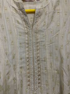Avaasa Kalidaar Embroidered Kurta