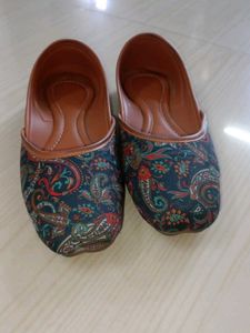 Paisley Print Juttis