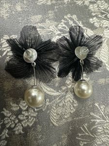 Floral Black Pearl Earrings