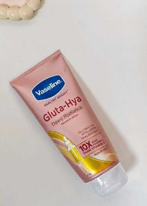 Vaseline Gluta-Hya Dewy Radiance Serum-in-lotion