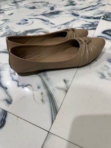 Nude synthetic leather flat bellies