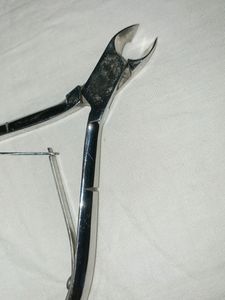 Stainless Steel Pincer                                                                          Used To Clean Nails And Also For Mani And Pedicure Purpose And For Minute Cutting ✂