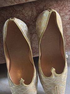 Elegant Gold Brocade Juttis