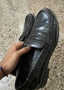 ZARA  100% leatherBlack Embossed Loafers