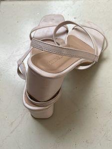 Baby peach heels 💕