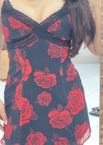 Chic Black &amp; Red Rose Print Mini Dress