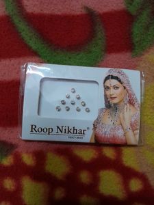 pack of 5 designer bindi with hair clip