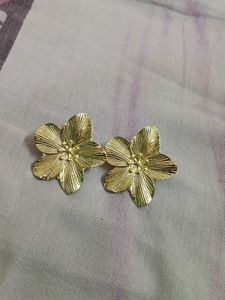 Gold Tone Flower Earrings