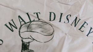 bust 34 Mickey Mouse Graphic Tee