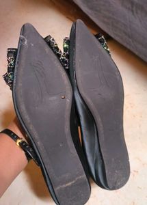 Elegant Black Flats with Bow Embellishment