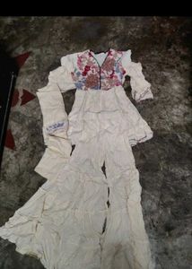 Elegant Cream Kurta Set with Floral Embellishment