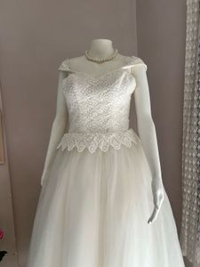 BEAUTIFUL WHITE GOWN