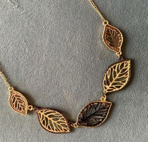 5 Leaves Neckpiece from USA 🇺🇸