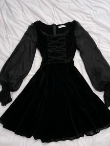 The Evelyne Noire Dress