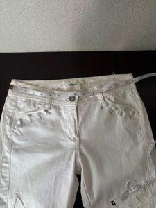Chic 2000s White Cropped Embroidered Jeans