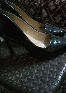 Chic Black Croc Embossed Heels