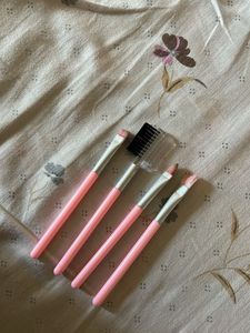 Set of 4 Pink Makeup Brushes 🌸