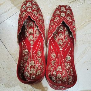 Embroidered Red Juttis
