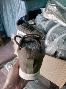 NEW NO USED SPORTS SHOES FOR MEN AND WOMEN.