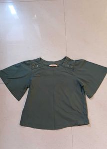 Green puffed sleeves top