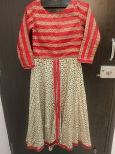 kurti/gown it's heavy can b worn for occassins