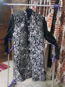 Elegant Men's Kurta with Intricate Design