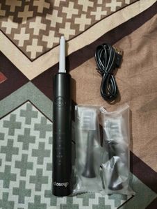 Closeup Sonic Expert Electric Toothbrush