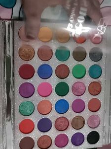 amazing huda beauty eyeshadow palette