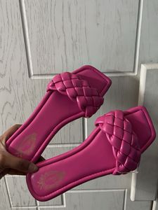 🦩Branded Gorgeous pink flats on sale