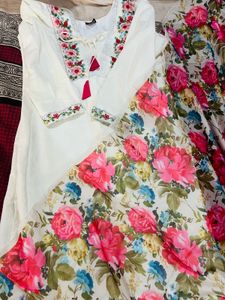 Elegant White Floral Embroidered Kurti Set