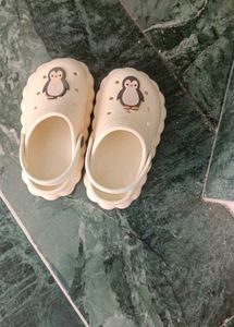 Vertis Kids Penguin Clogs/Crocs | Size 23 | Very G