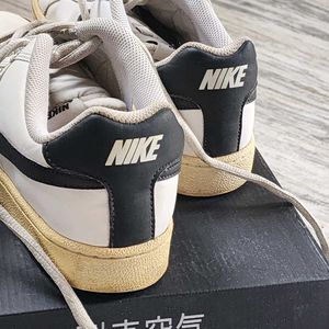 Nike Court Royale Sneakers