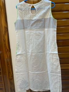 white sleeveless kurti