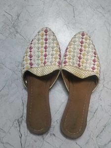 Embroidered Women's Juttis