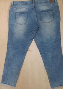 Light Wash Frayed Hem Jeans