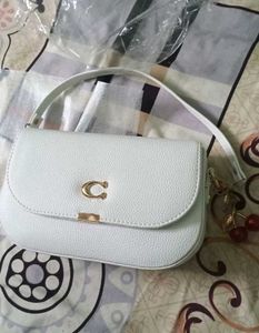 Elegant Coach White Shoulder Bag
