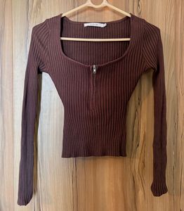 fitted brown top w chain