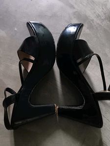 Chic Black Heeled Sandals