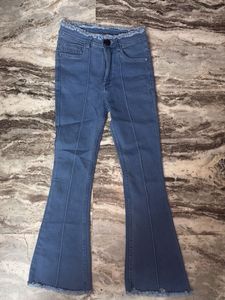 Trendy Flare Jeans with Frayed Hem