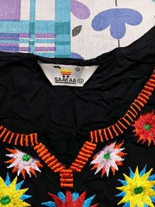 ❗️Free Delivery ❗️Beautiful Embroidery Top🖤