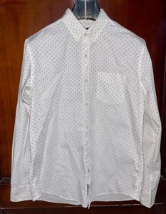AMERICAN EAGLE OUTFITTERS White Polka Dot Button-D