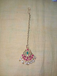 Elegant Maang Tikka with Pearls